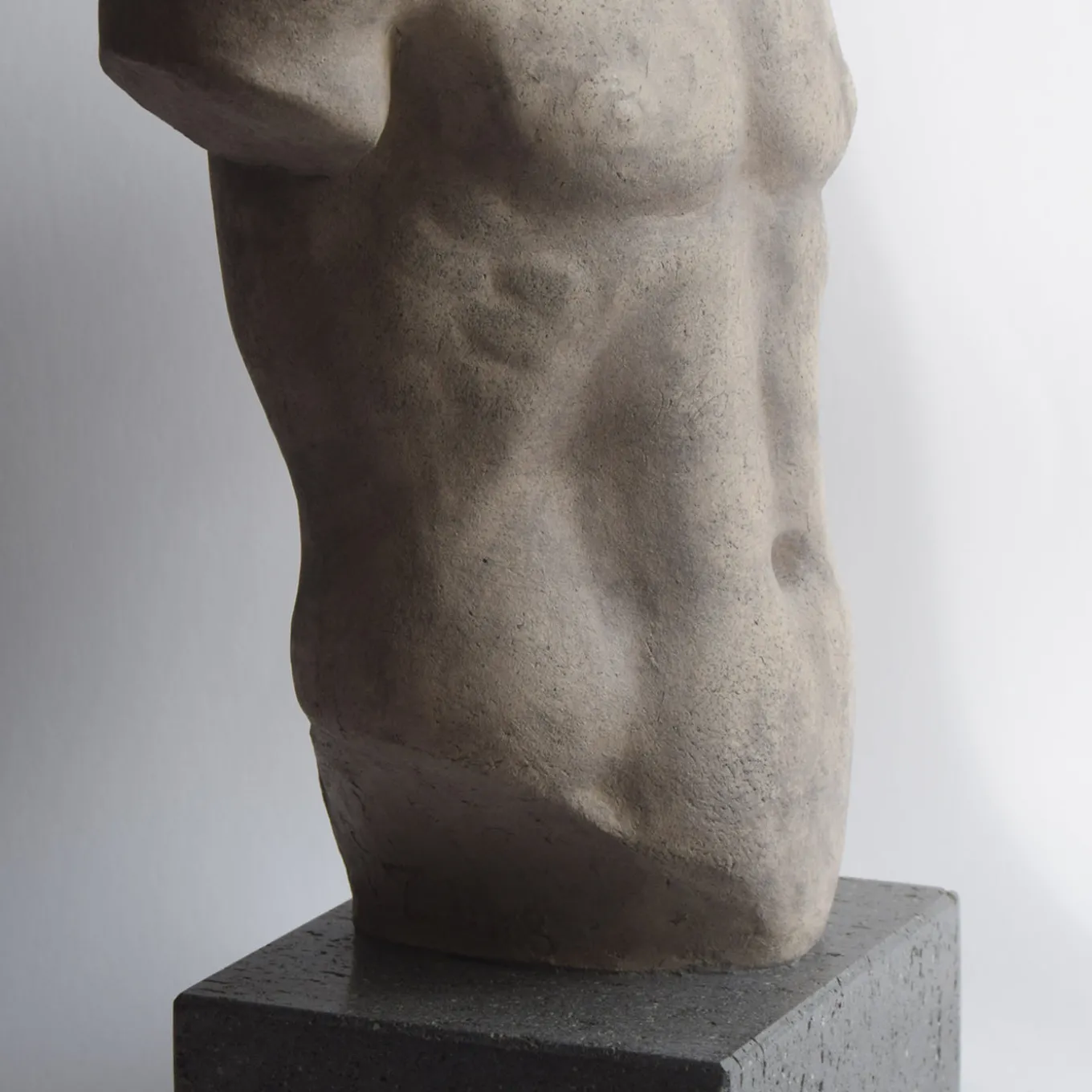 Scultura ceramica Torso di Discophoros con base