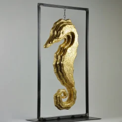 Scultura con cornice in oro a forma di cavalluccio marino