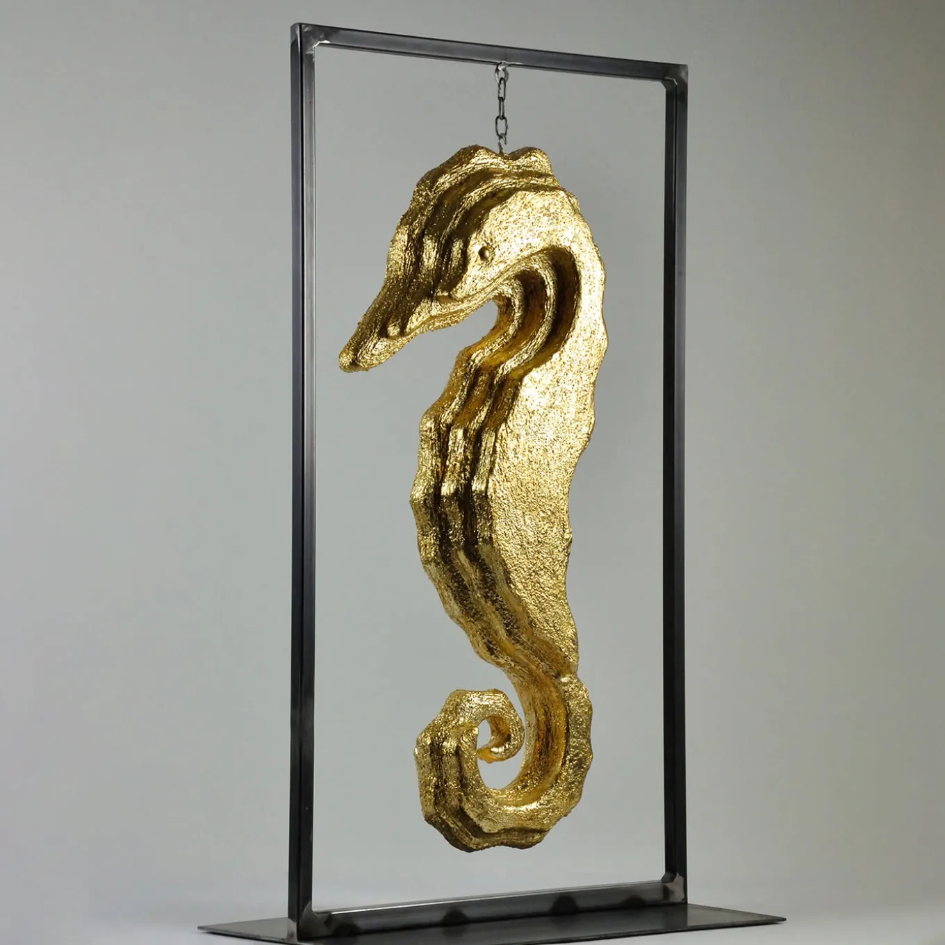 Scultura con cornice in oro a forma di cavalluccio marino