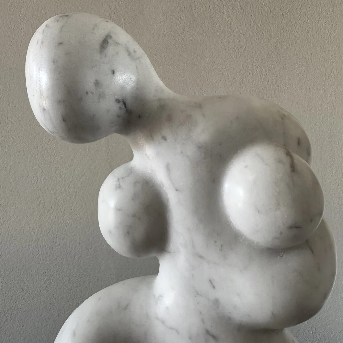 Scultura Contrazione in marmo Bianco di Carrara su base in granito di Piero Speranza