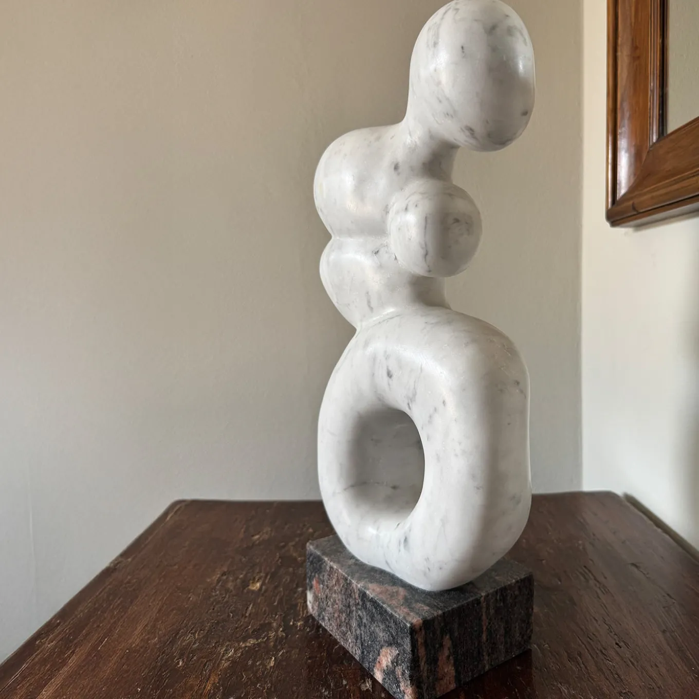 Scultura Contrazione in marmo Bianco di Carrara su base in granito di Piero Speranza