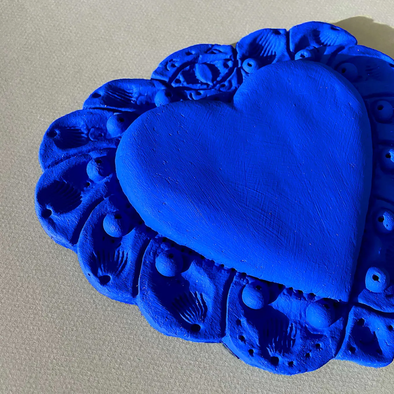Scultura Da Parete Milagros Cuore Sacro In Gesso Blu
