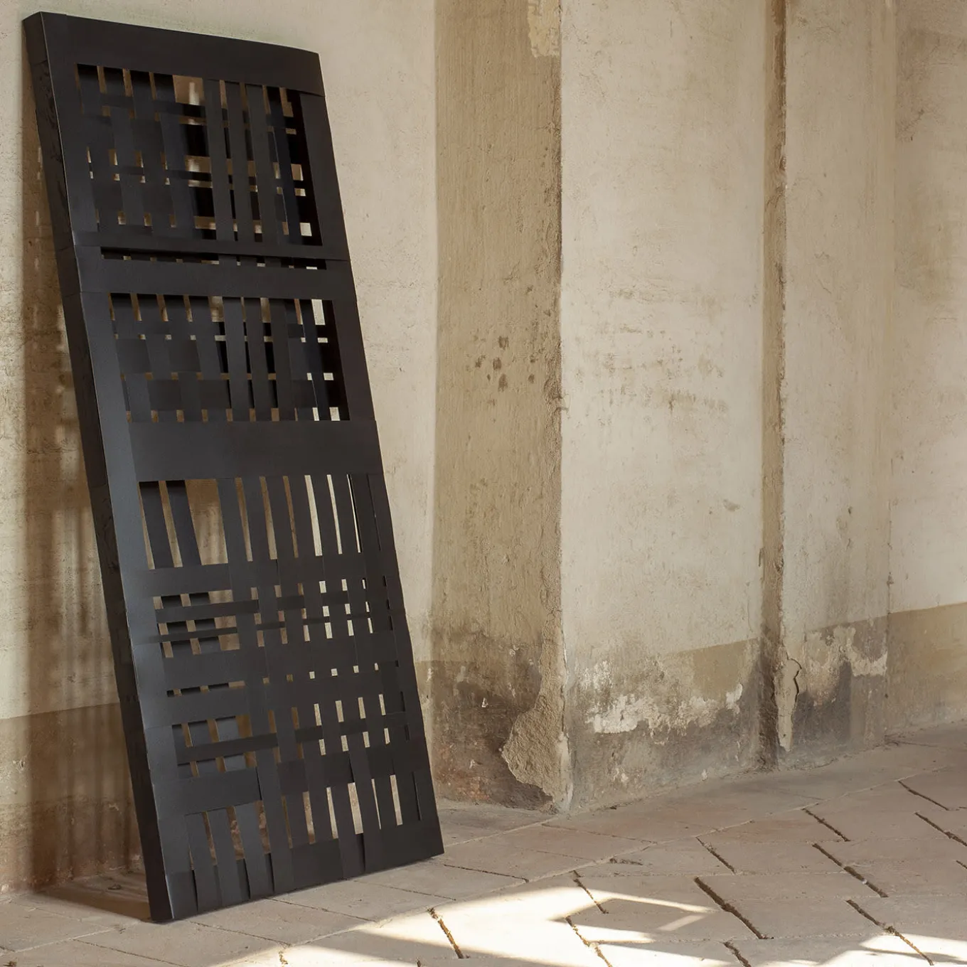 Scultura da parete Scutum Black Abatellis