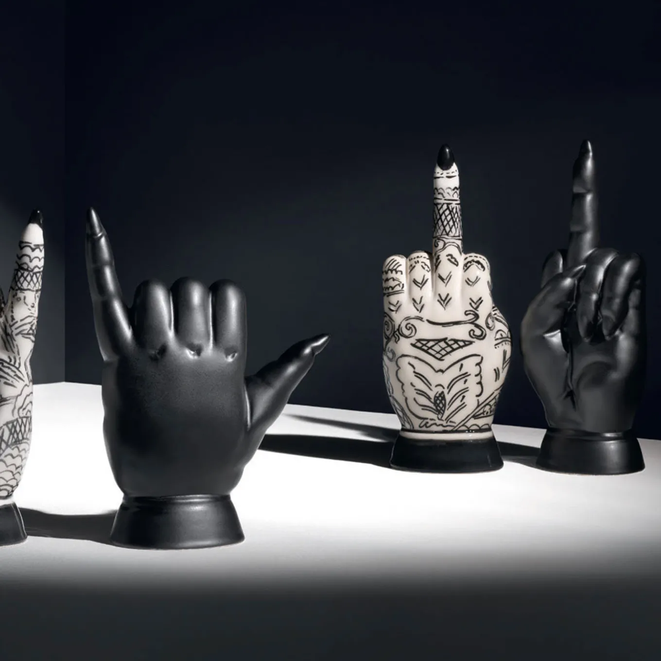 Scultura decorativa Infamis Nero di Ugo La Pietra