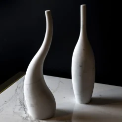 Scultura Decorativa Ispirata a una Bottiglia in Travertino