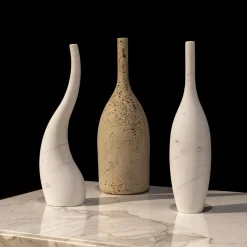 Scultura Decorativa Ispirata a una Bottiglia in Travertino