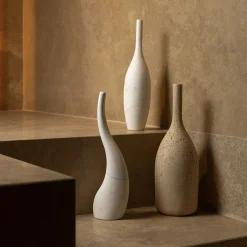 Scultura Decorativa Ispirata a una Bottiglia in Travertino
