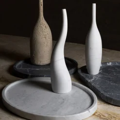Scultura Decorativa Ispirata a una Bottiglia in Travertino