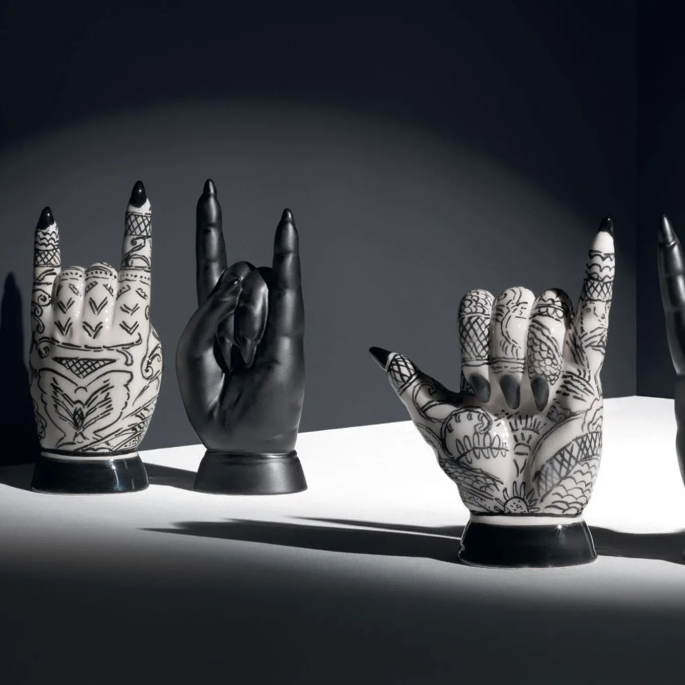 Scultura decorativa Tauro Nero di Ugo La Pietra