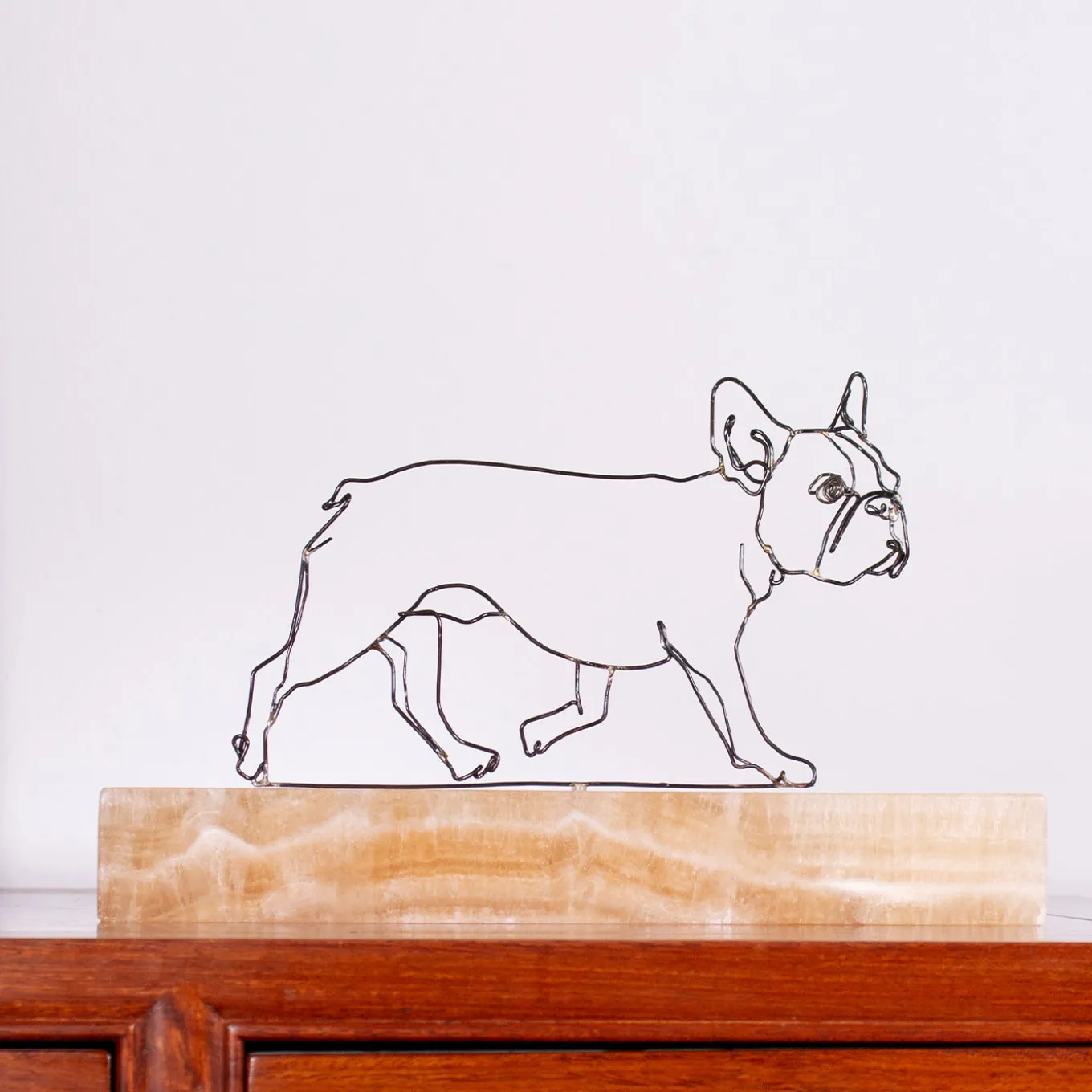 Scultura di Bulldog Francese in Passeggiata su Base in Onice Cappuccino