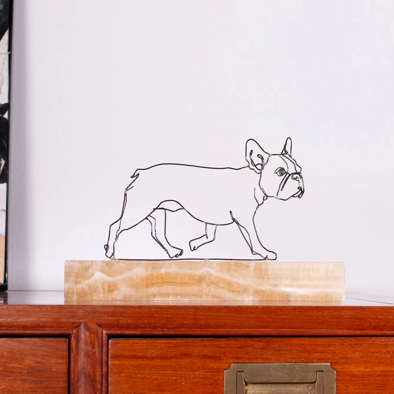 Scultura di Bulldog Francese in Passeggiata su Base in Onice Cappuccino