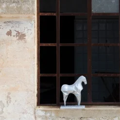 Scultura di cavallo in piedi