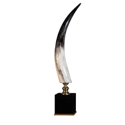 Scultura di corno verticale con base in ottone dorato 24K