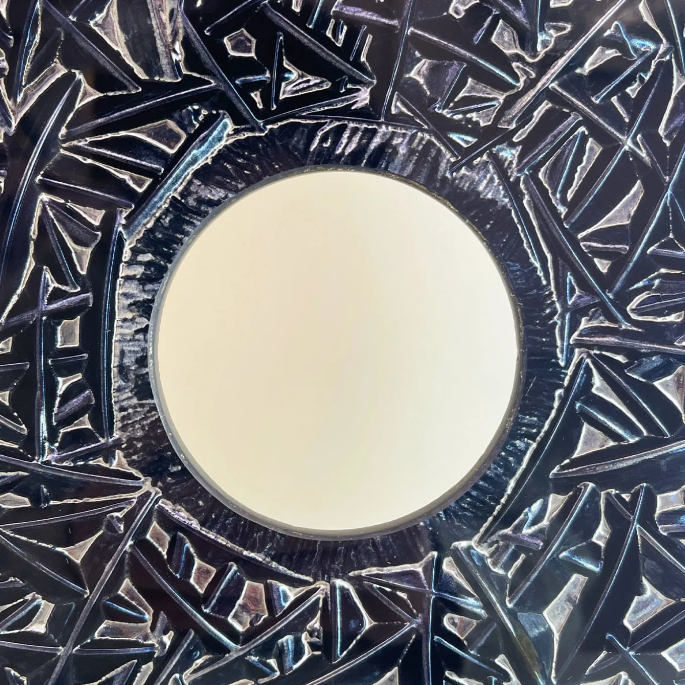 Scultura di occhi neri