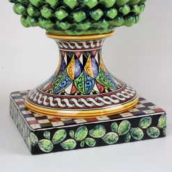 Scultura di pigna verde siciliana di grandi dimensioni
