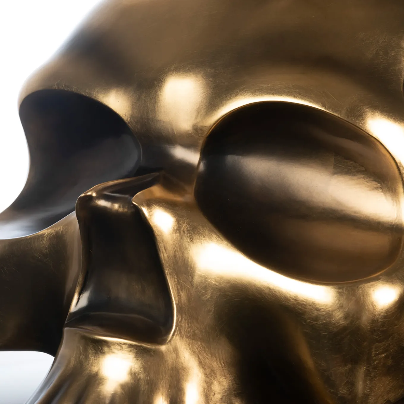 Scultura di teschio d'oro