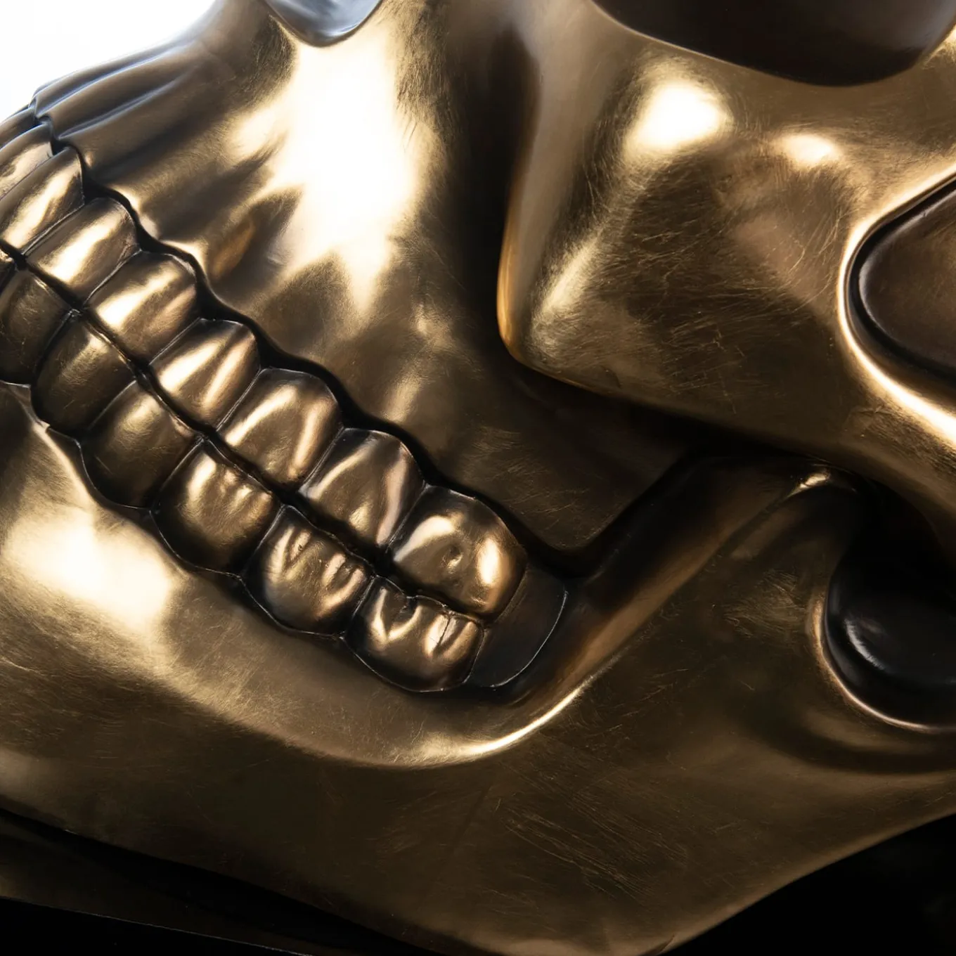 Scultura di teschio d'oro