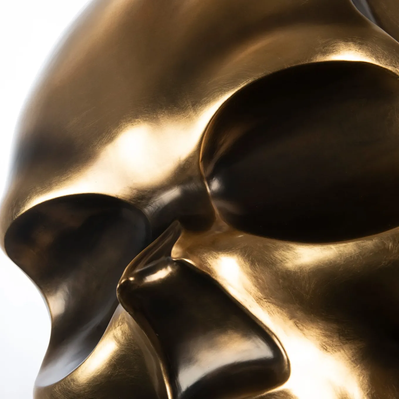 Scultura di teschio d'oro