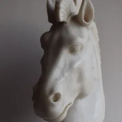 Scultura di testa di cavallo