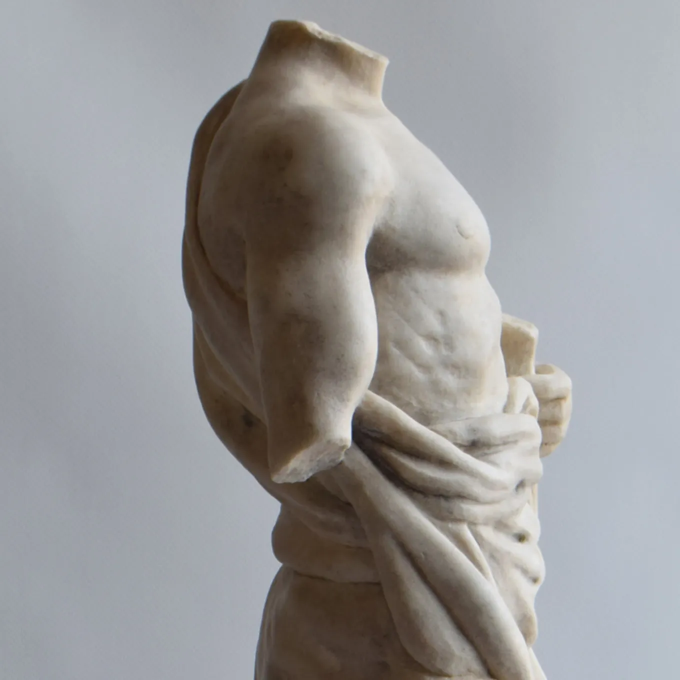Scultura di torso con drappeggio