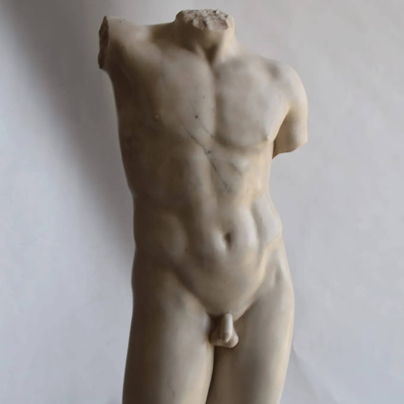 Scultura di torso maschile di Eleusi