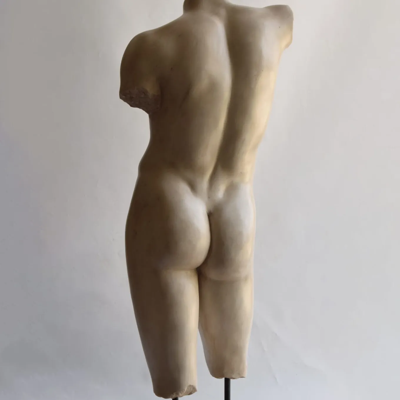 Scultura di torso maschile di Eleusi