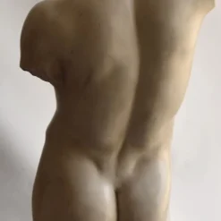 Scultura di torso maschile di Eleusi