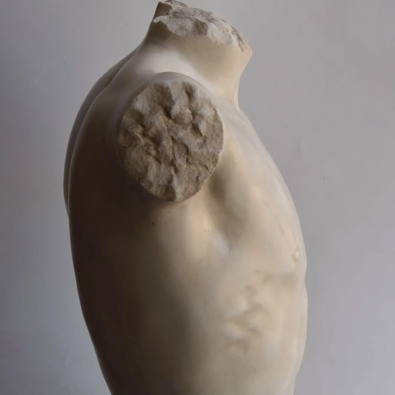Scultura di torso maschile di Eleusi