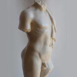 Scultura di torso maschile drappeggiato