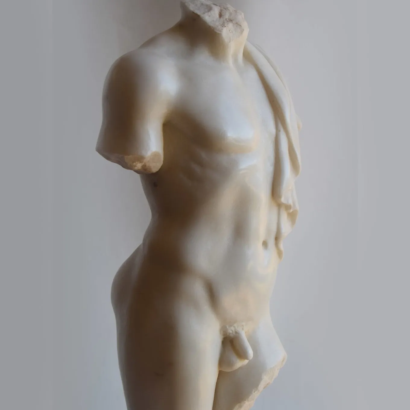 Scultura di torso maschile drappeggiato