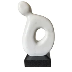 Scultura Figura Aperta Al Vuoto in Marmo Bianco su Base in Granito di Piero Speranza