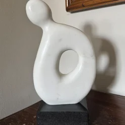 Scultura Figura Aperta Al Vuoto in Marmo Bianco su Base in Granito di Piero Speranza