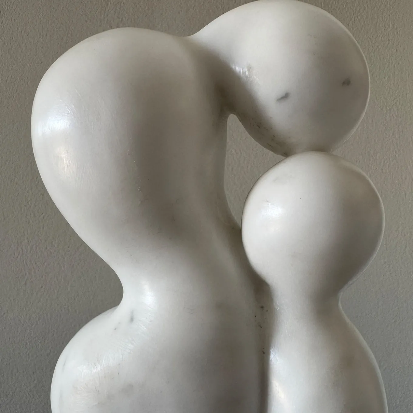 Scultura Il Contatto in Marmo Bianco di Carrara su Base in Marmo Rosso Verona di Piero Speranza
