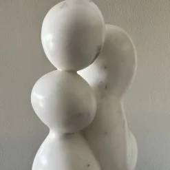 Scultura Il Contatto in Marmo Bianco di Carrara su Base in Marmo Rosso Verona di Piero Speranza