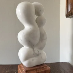Scultura Il Contatto in Marmo Bianco di Carrara su Base in Marmo Rosso Verona di Piero Speranza