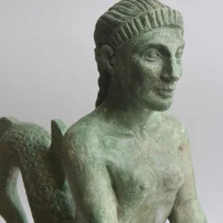 Scultura in ceramica bronzea della Sirena etrusca su base in marmo marquinia