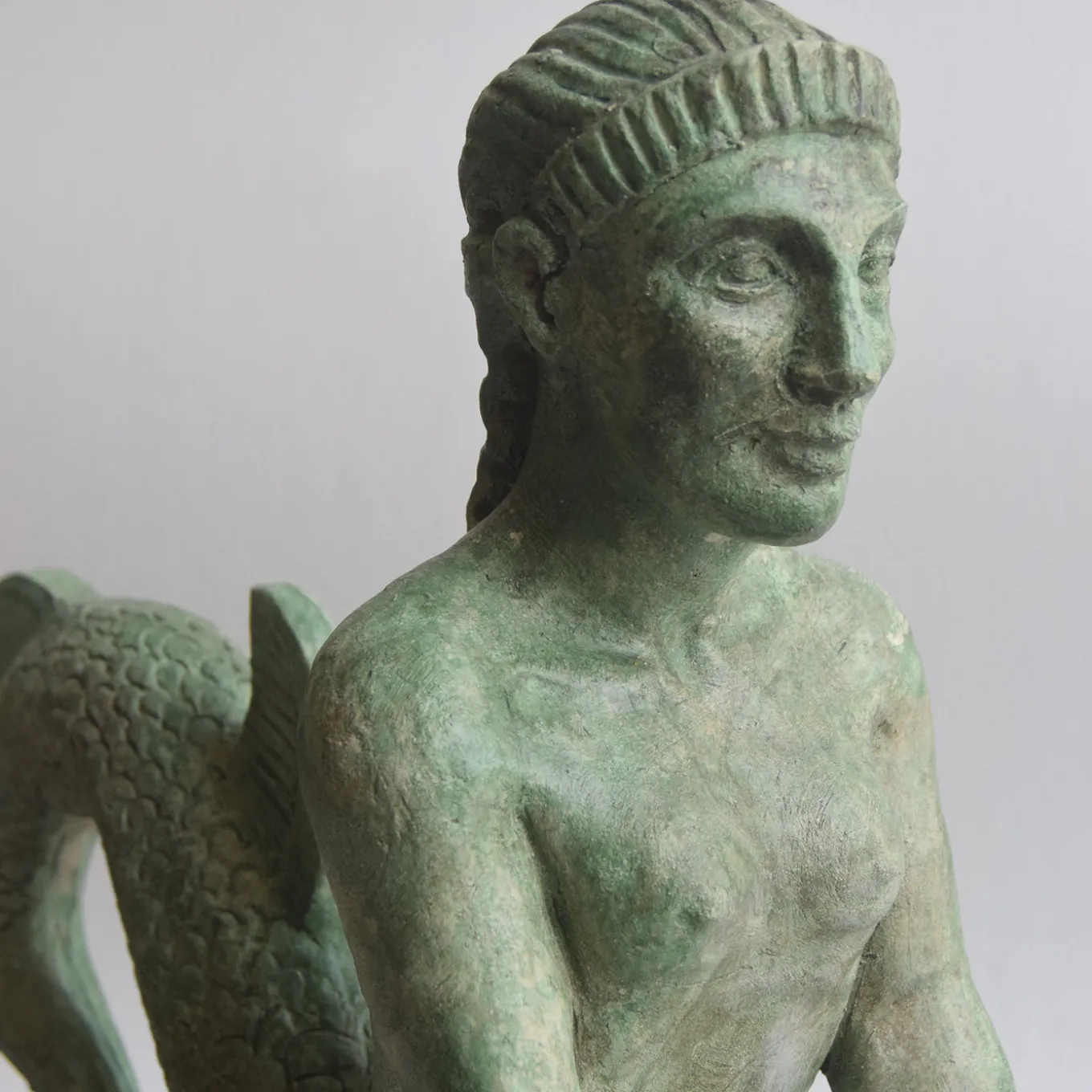 Scultura in ceramica bronzea della Sirena etrusca su base in marmo marquinia
