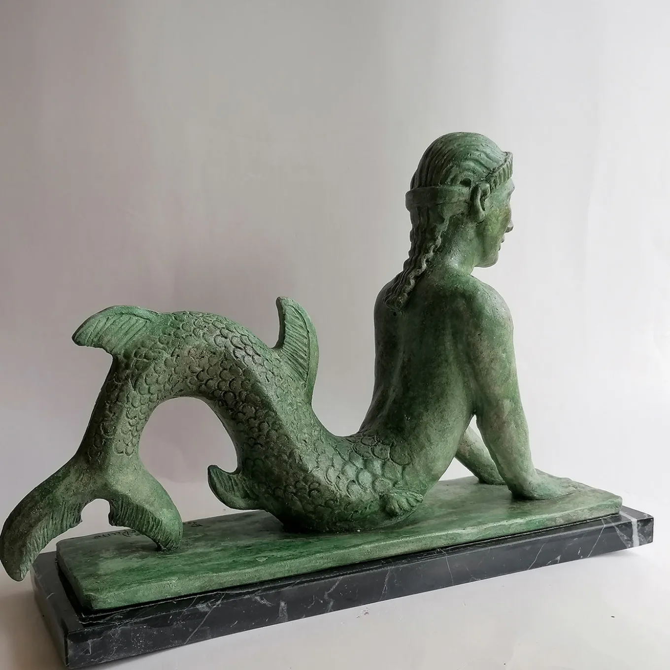 Scultura in ceramica bronzea della Sirena etrusca su base in marmo marquinia