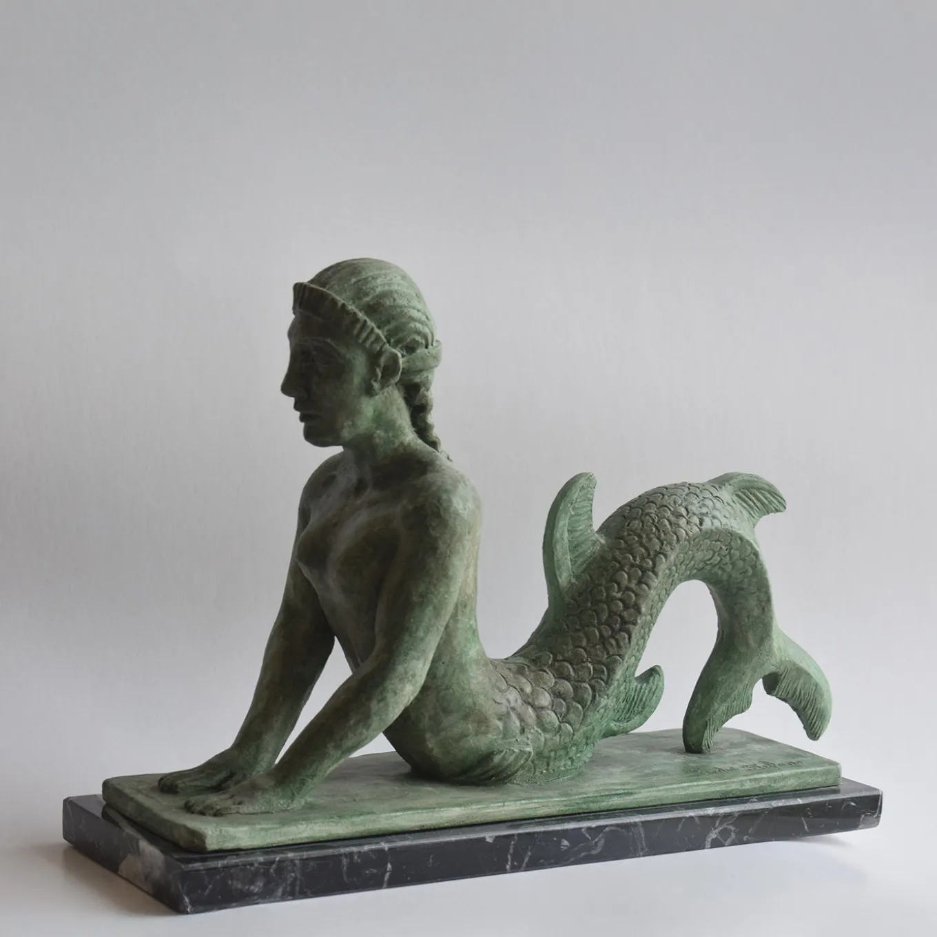 Scultura in ceramica bronzea della Sirena etrusca su base in marmo marquinia