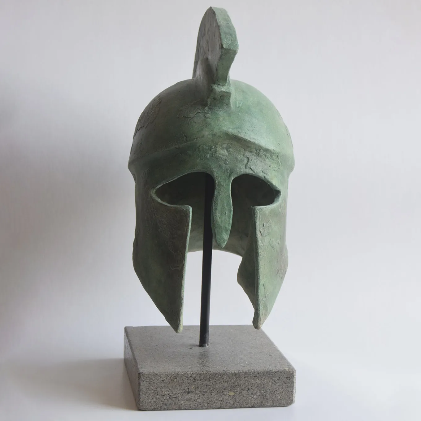 Scultura in ceramica Elmo Corinzio con base