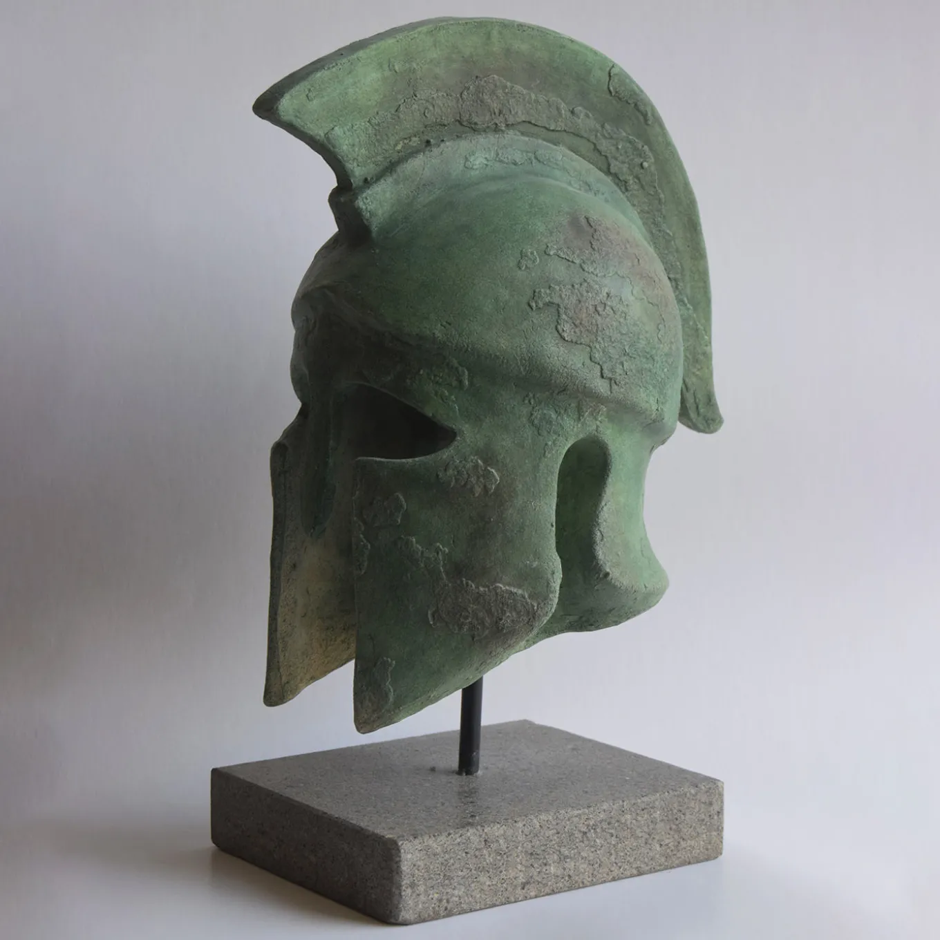 Scultura in ceramica Elmo Corinzio con base