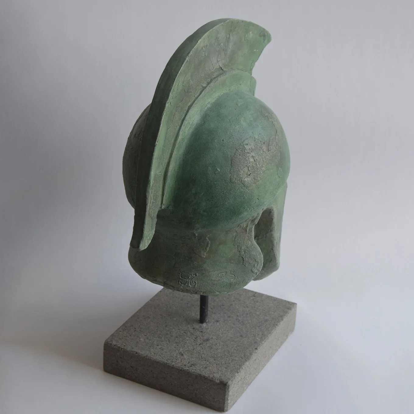 Scultura in ceramica Elmo Corinzio con base