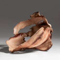 Scultura in ceramica marrone Courmayeur di Assia Karaguiozova