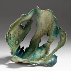 Scultura in ceramica verde Courmayeur di Assia Karaguiozova