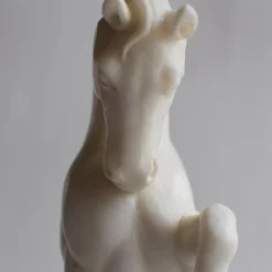 Scultura in marmo a frammento di cavallo con base