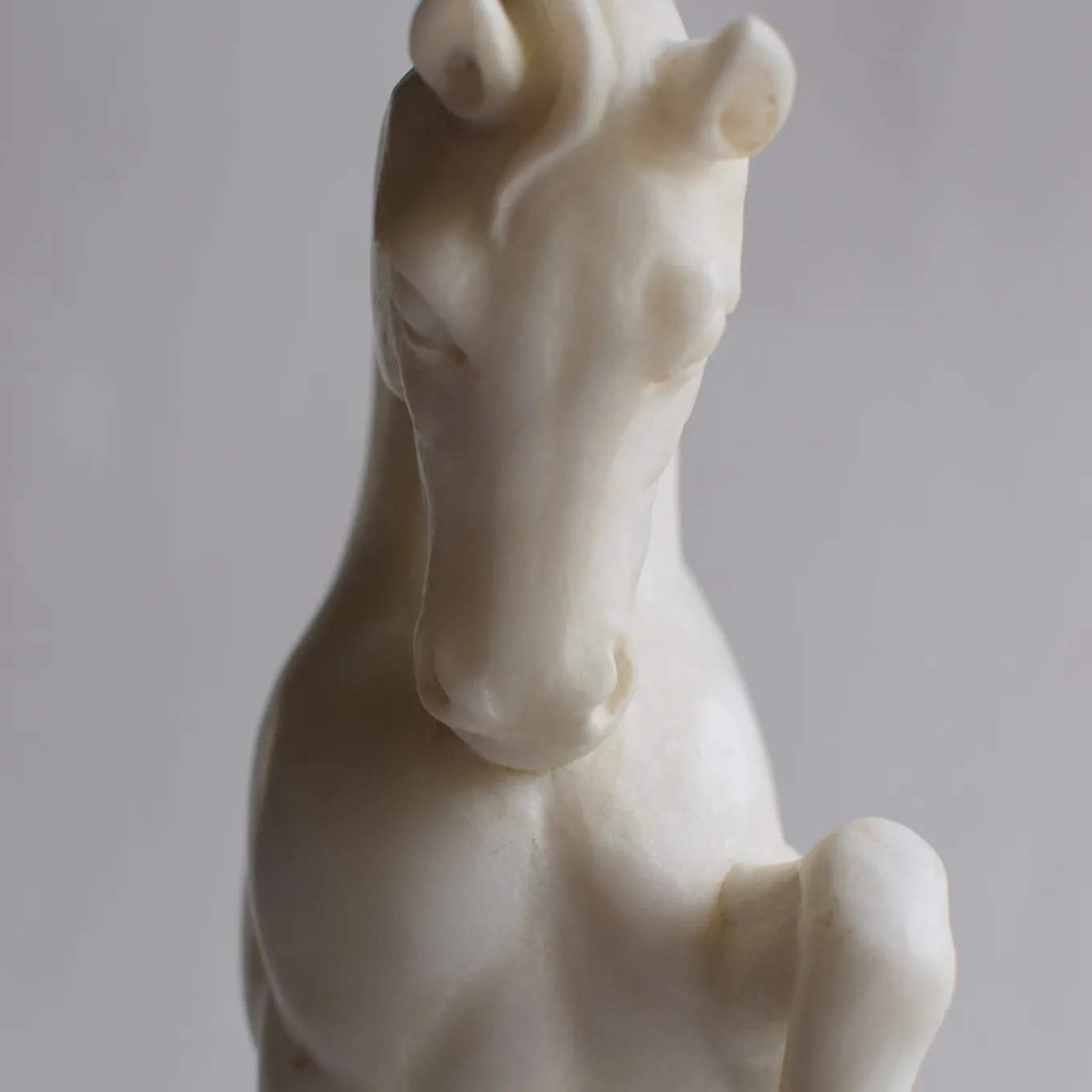 Scultura in marmo a frammento di cavallo con base