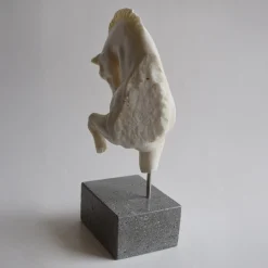 Scultura in marmo a frammento di cavallo con base