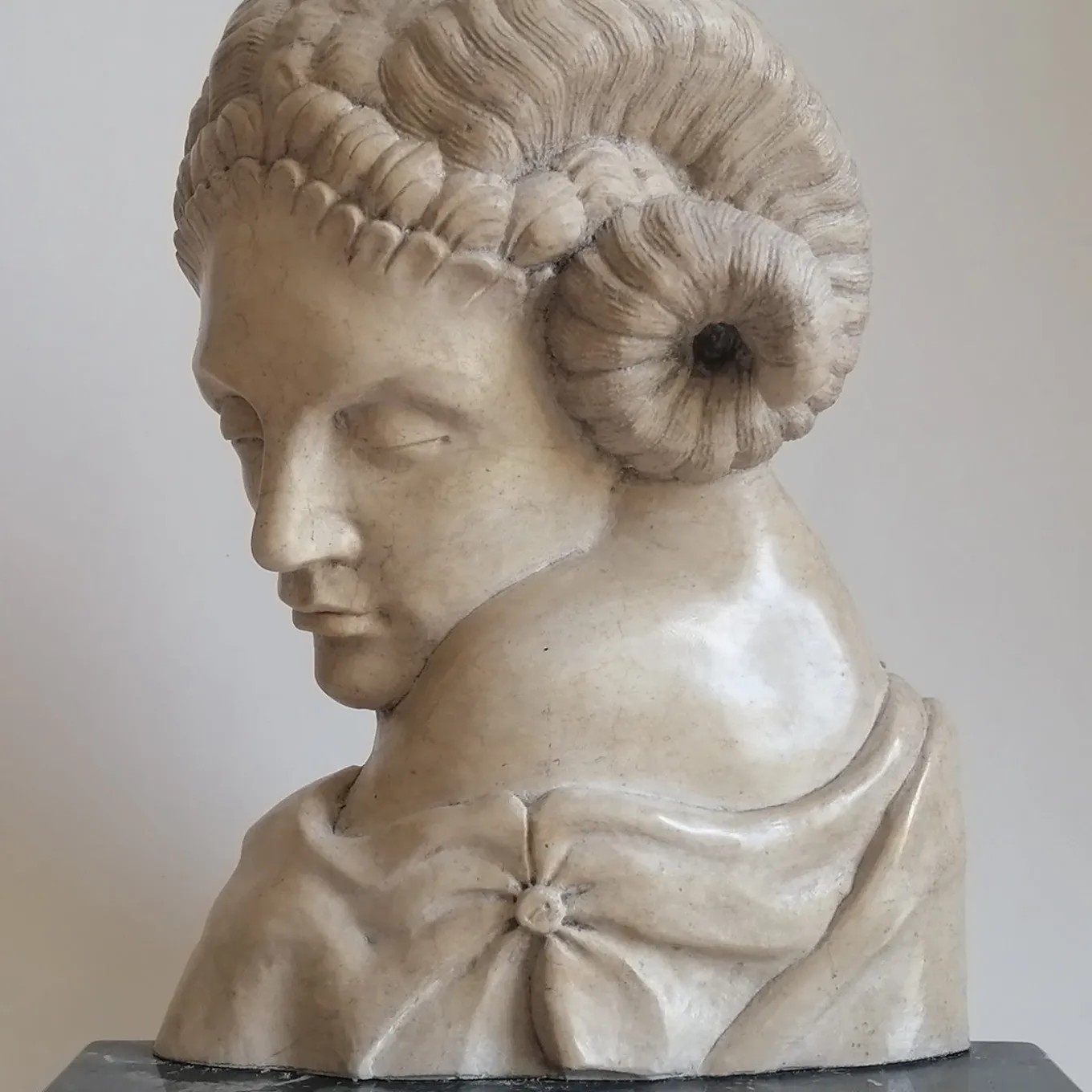 Scultura in marmo Cleopatra Egiziano Giallo fauno dormiente con base