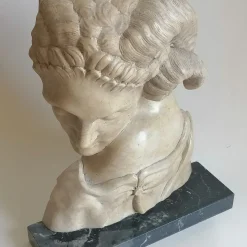 Scultura in marmo Cleopatra Egiziano Giallo fauno dormiente con base