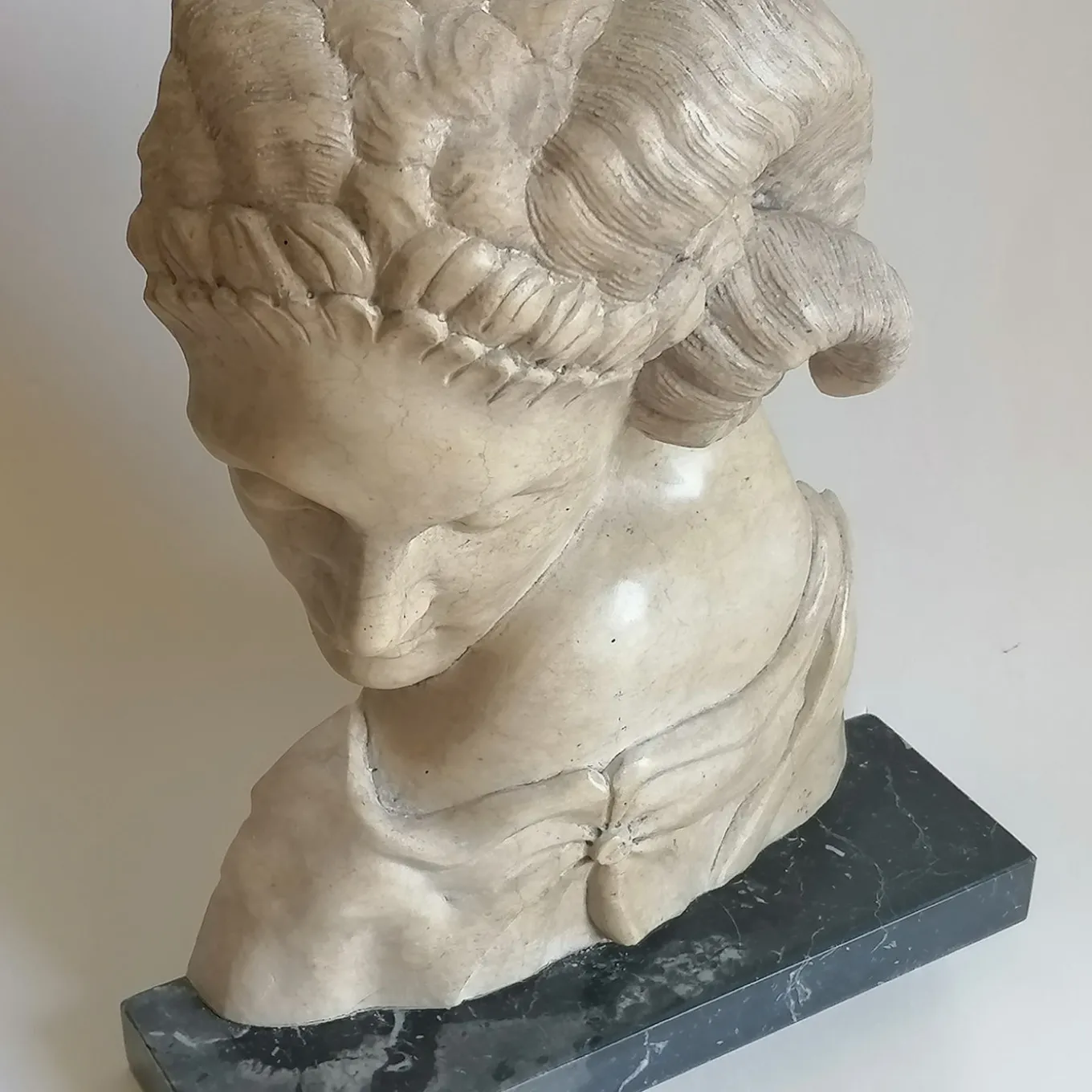 Scultura in marmo Cleopatra Egiziano Giallo fauno dormiente con base